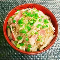 Snapdishの料理写真:秋の旨味たっぷり♪舞茸とベーコンの簡単炊き込みご飯