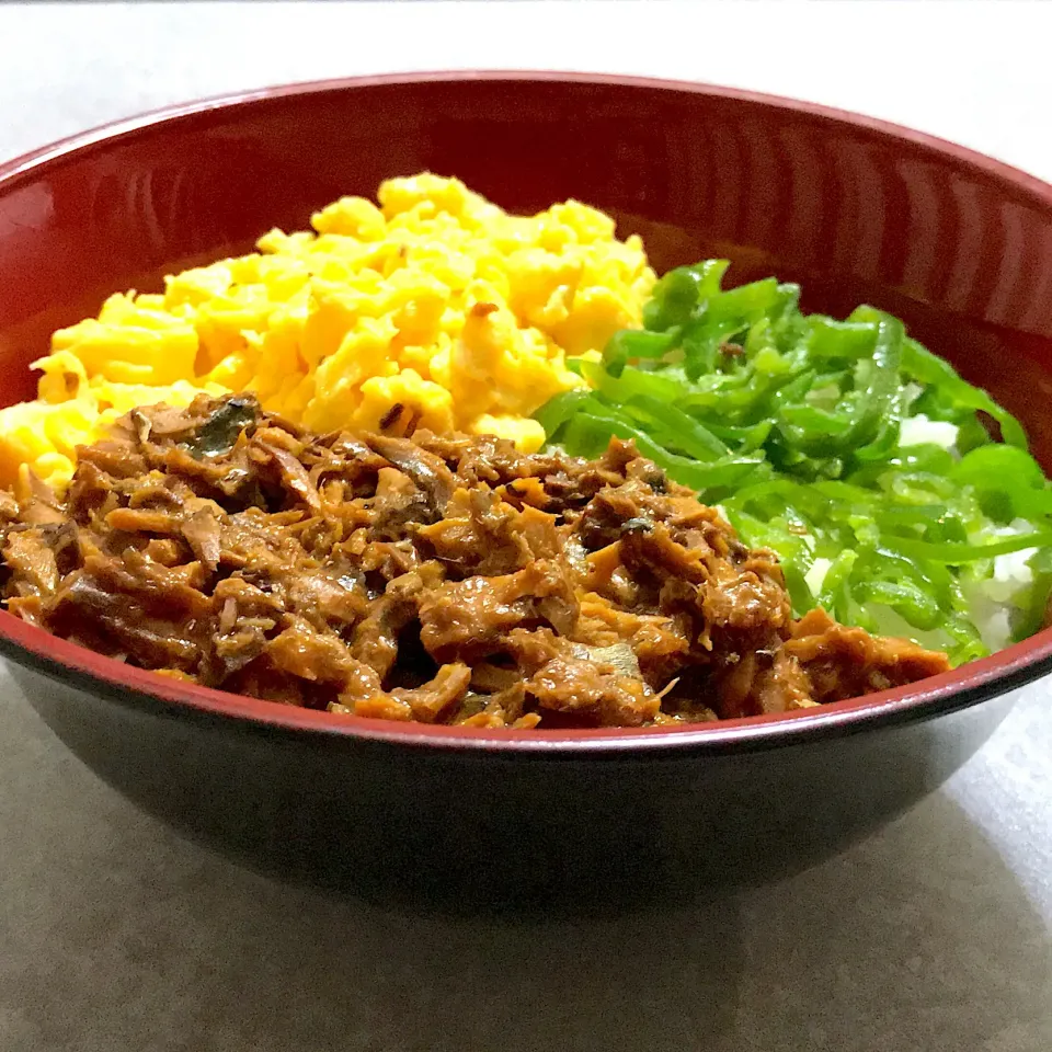 サバ缶そぼろの三色丼  #サバ味噌煮缶  #ピーマン|Single cookさん