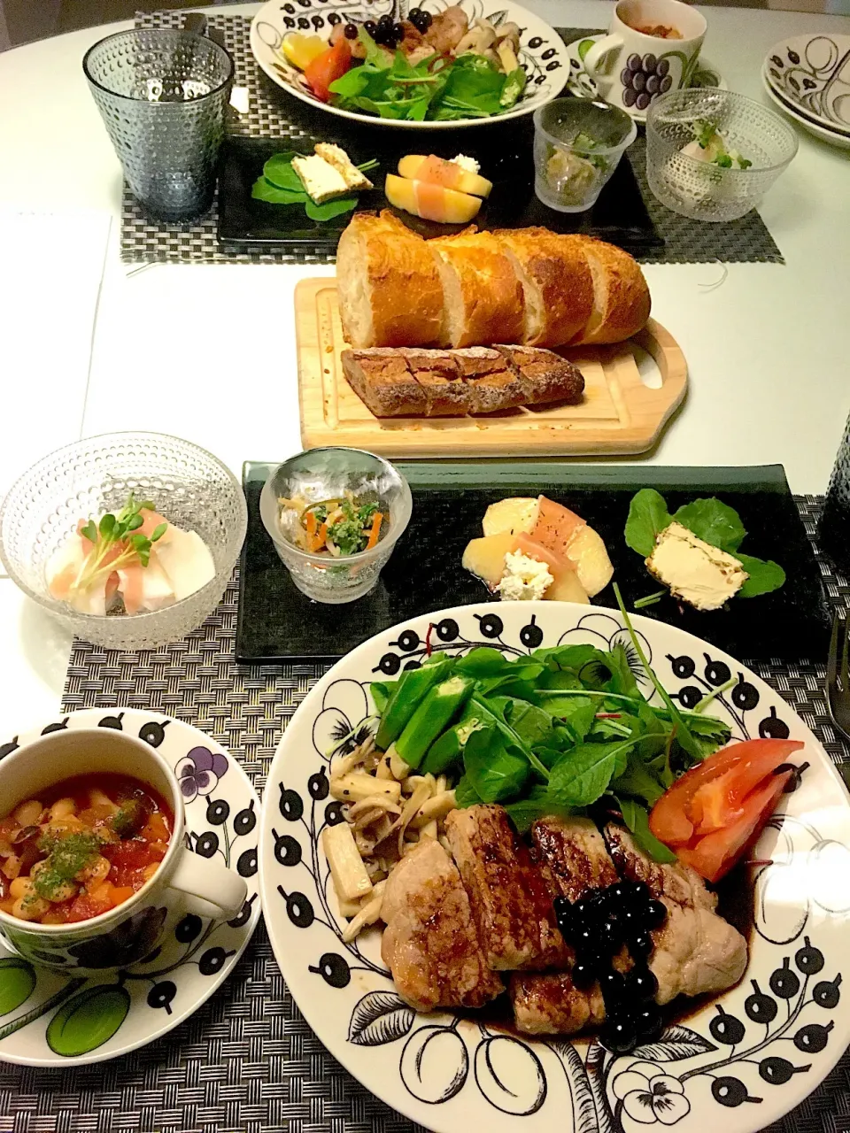 Snapdishの料理写真:おうちごはん
 #おうちごはん  #ポークソテー  #ブルーベリーソース  #バルサミコソース  #きのこソテー  #桃と生ハム  #クリームチーズ  #ミネストローネ  #大豆  #大根サラダ  #バゲット|Mamiko Nakayamaさん