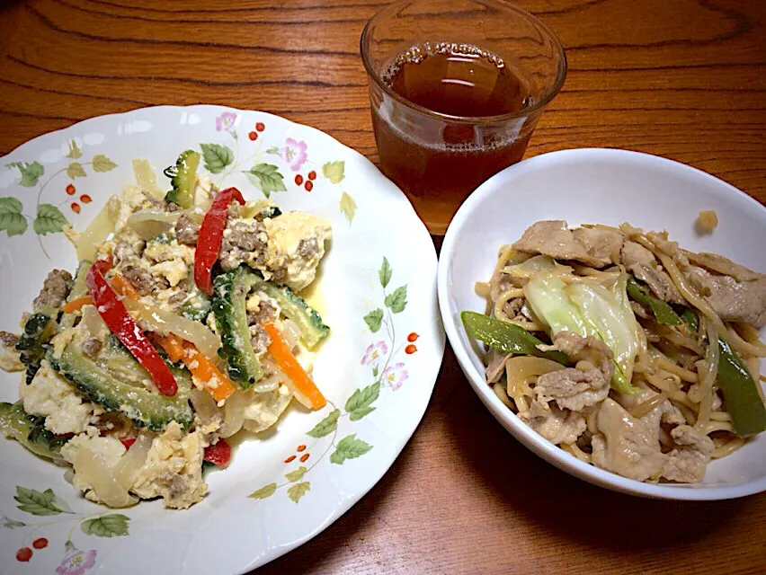 実家で作る今日の男飯(｡-_-｡)ゴーヤチャンプル&醤油バター焼きソバ🎶|ひーちゃんさん