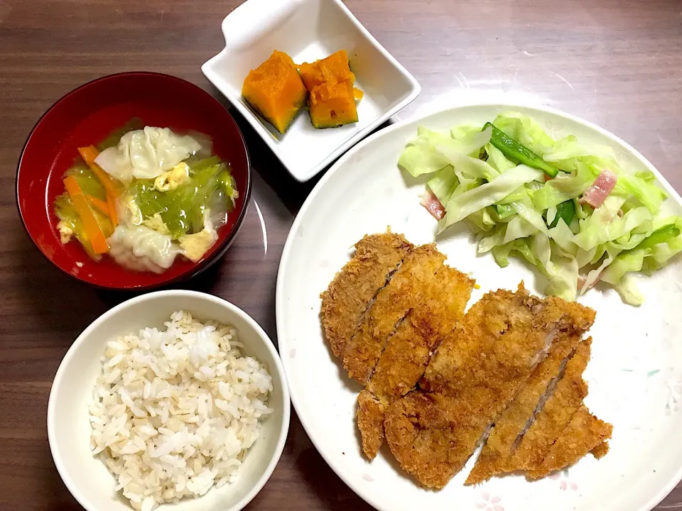 Snapdishの料理写真:とんかつ キャベツの温サラダ かぼちゃの煮物 水餃子のスープ|おさむん17さん