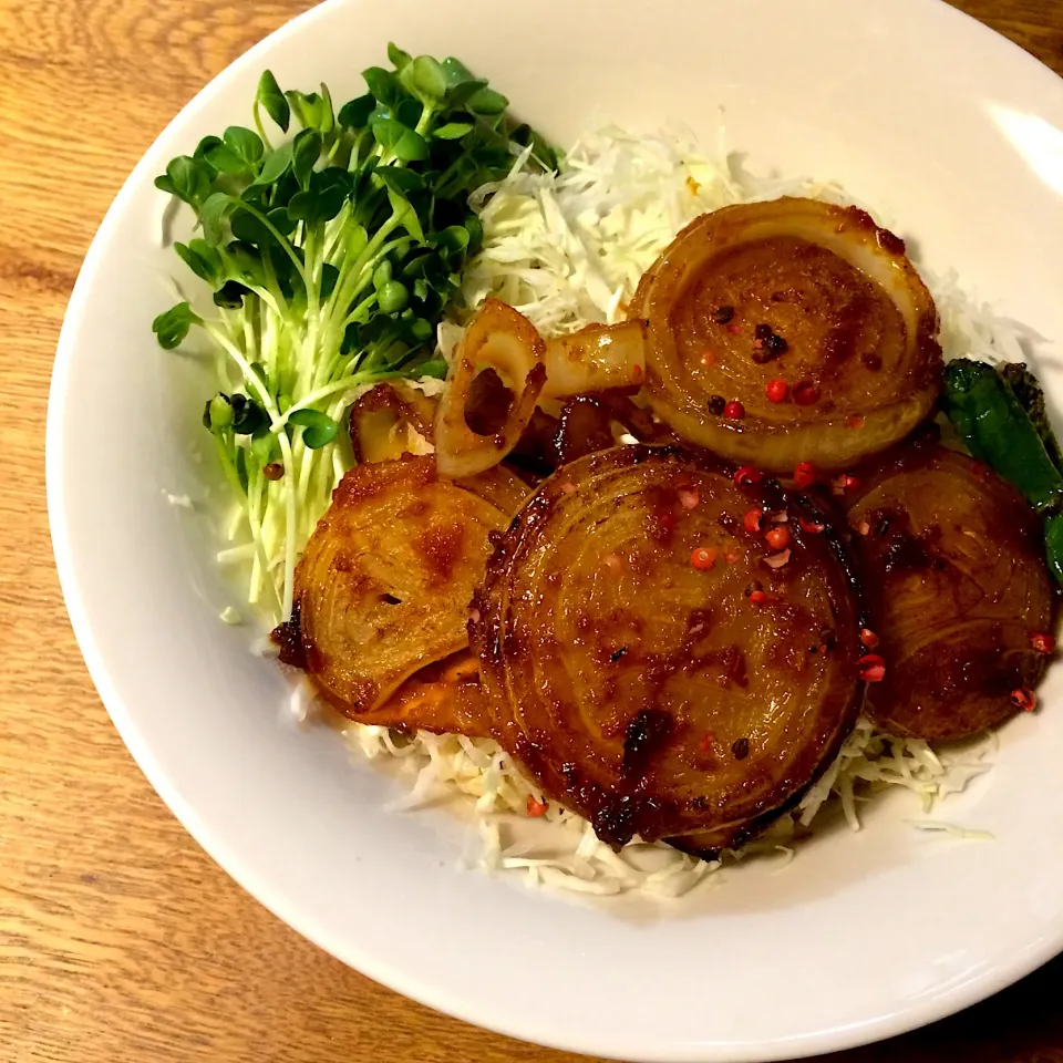 Snapdishの料理写真:#vegan 
玉ねぎステーキ丼|makiko_aさん