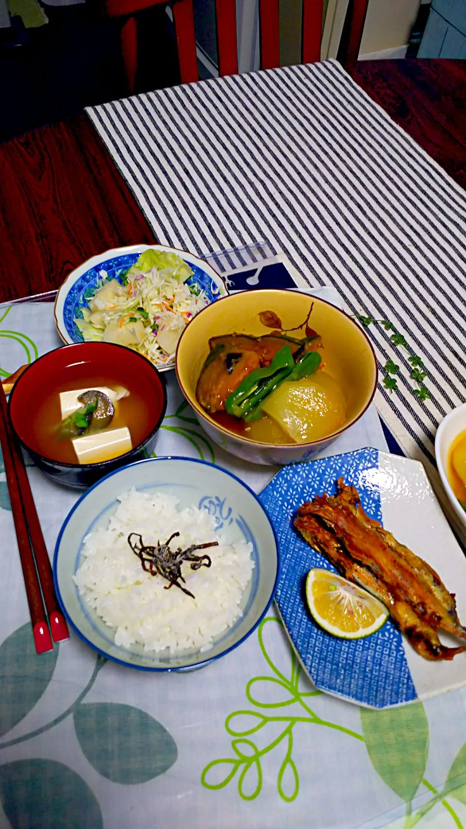 お夕飯です
*ししゃもの唐揚げ
*かぼちゃと冬瓜の餡掛け煮物
*梨とキャベツのサラダ**
*味噌汁(豆腐、茄子)
です(    ＾P＾)|福島由美子さん