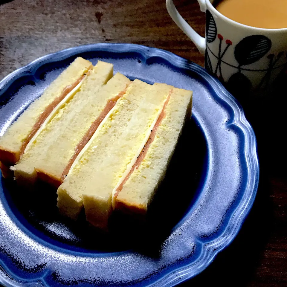 朝ごはん〜生ハムとチーズのサンドイッチ、カフェオレ|perfuさん