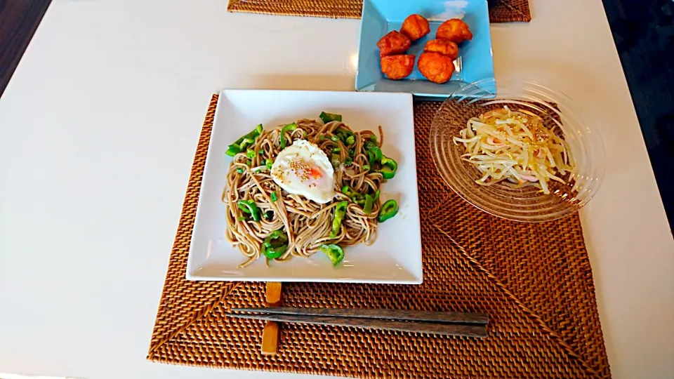 Snapdishの料理写真:今日の昼食 SDモニター☆とくたま☆半熟卵のせ味噌焼き蕎麦、もやしサラダ、からあげくん|pinknari🐰🌈さん