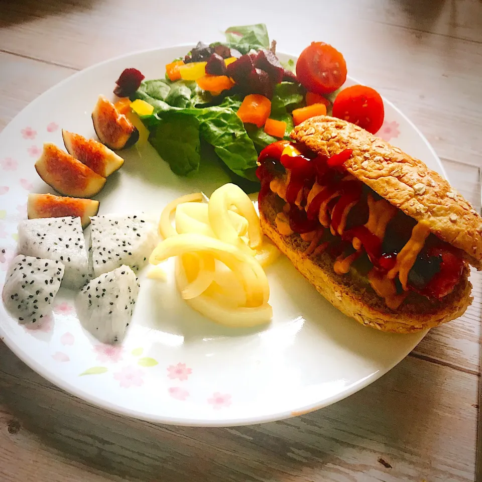 日曜のブランチ♪ 🌭ホットドッグ・🥗サラダ|キノコ🍄さん