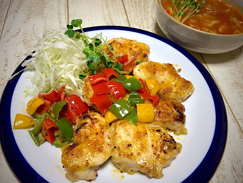 今日の男飯(๑˃̵ᴗ˂̵)しっとりジューシー鶏胸肉のハニーマスタード焼きカラフル野菜添え&野菜たっぷりミネストローネ🎶|ひーちゃんさん