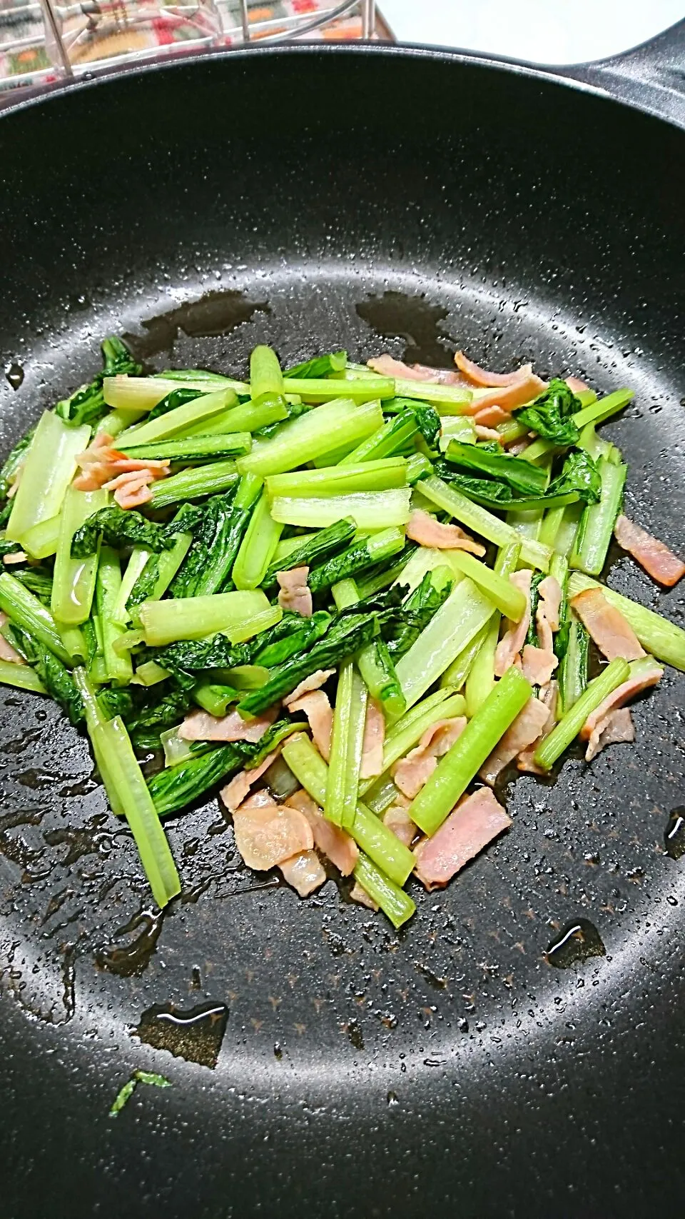 Snapdishの料理写真:小松菜とベーコンの塩コショウ炒め🎵|しまだ ちえこさん