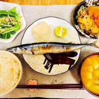 秋刀魚、肉じゃが、水菜のサラダ、椎茸と豆腐の味噌汁(見事にすだちの切り方間違えました笑)|よんぬさん