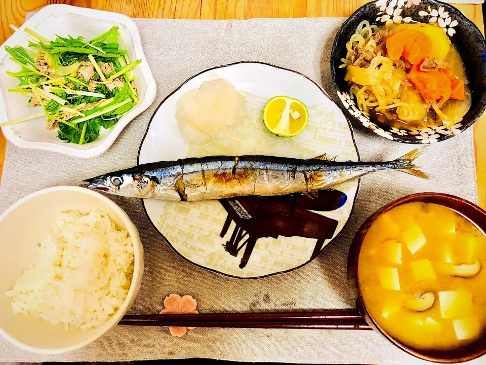 Snapdishの料理写真:秋刀魚、肉じゃが、水菜のサラダ、椎茸と豆腐の味噌汁(見事にすだちの切り方間違えました笑)|よんぬさん