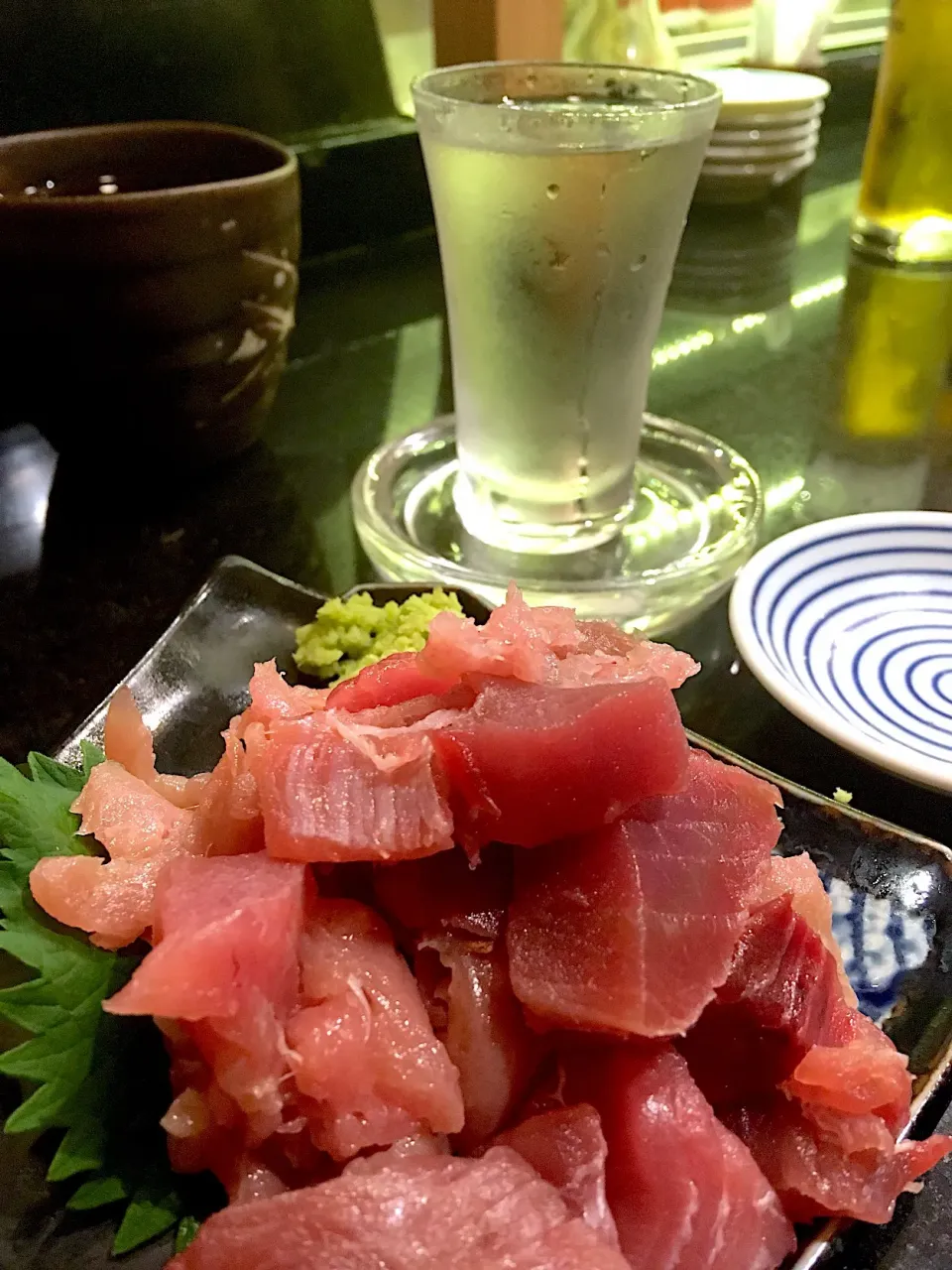 Snapdishの料理写真:マグロぶつと日本酒|kozzyさん