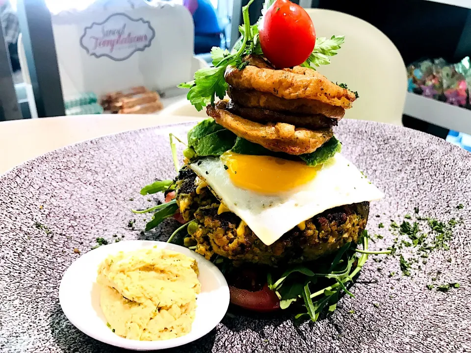 Vegetarian breakfast stack - lentil veggie patty, egg, cheese, rocket, onion, potato rosti, egg, hummus and cherry tomato|Sergio Lacuevaさん