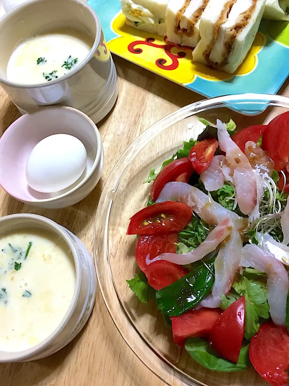 Snapdishの料理写真:休日おうちランチ(*p'∀'q)  カツサンド コーンスープ 鯛のカルパッチョ  半熟ゆで卵|さくたえさん