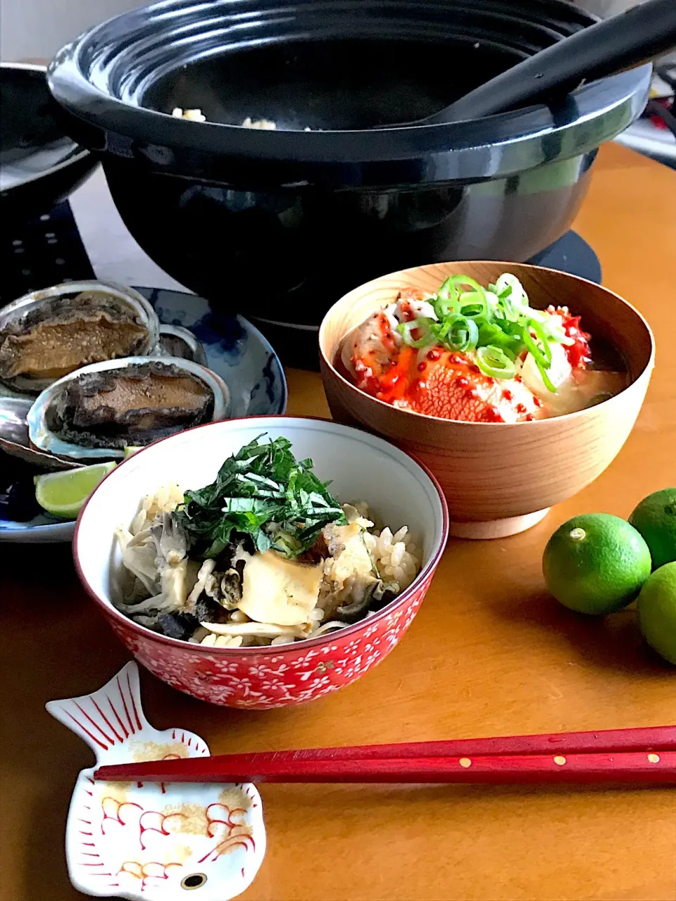 あわびと舞茸の炊き込みご飯

かにのお味噌汁🦀|Miki (^_−)−☆さん