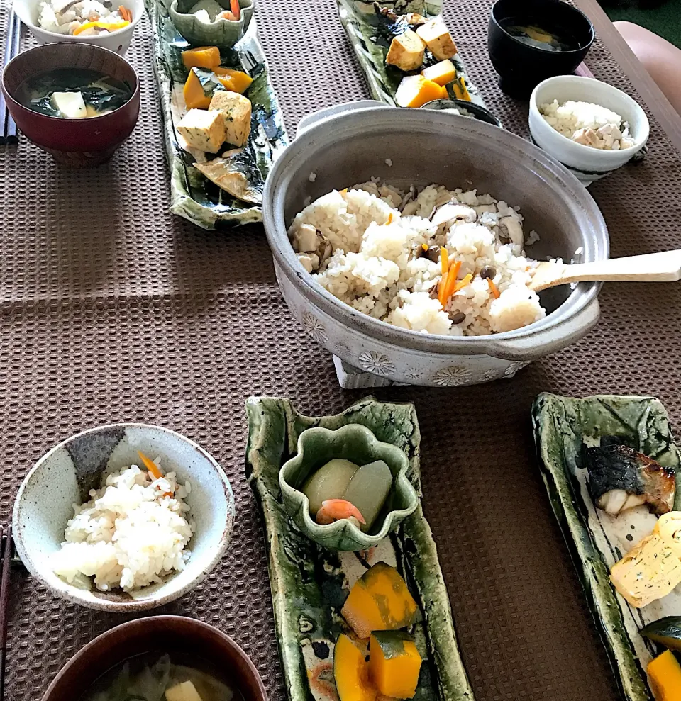 Snapdishの料理写真:しめじと椎茸とかしわの炊き込みご飯|izunさん