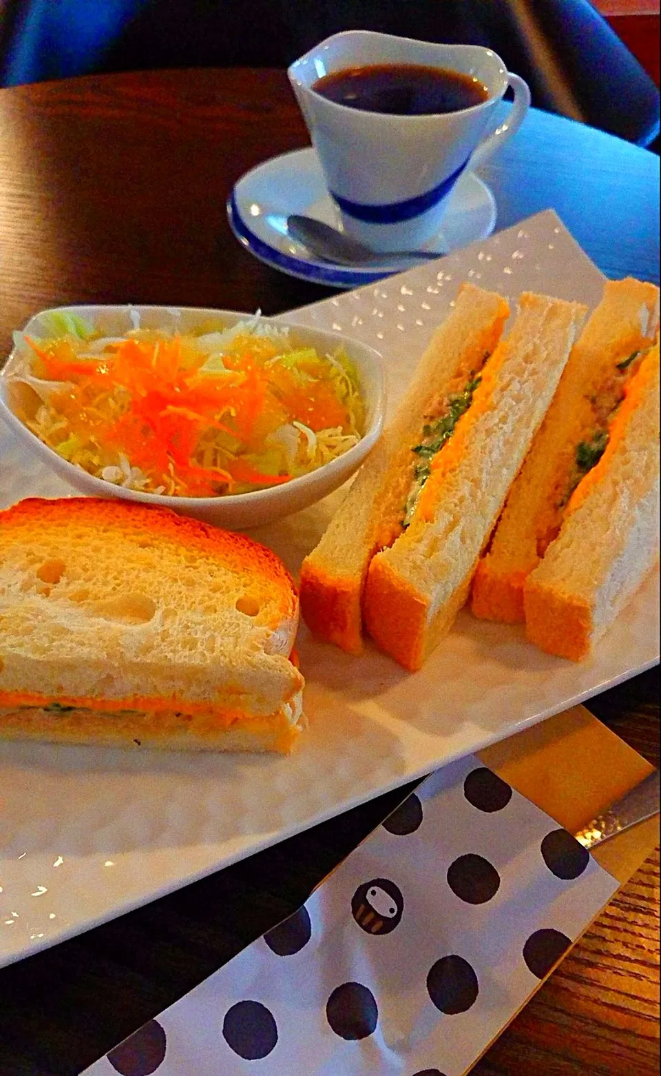 ツナと大葉チーズのホットサンド&炭焼珈琲🍞🧀☕|メイメイda.さん