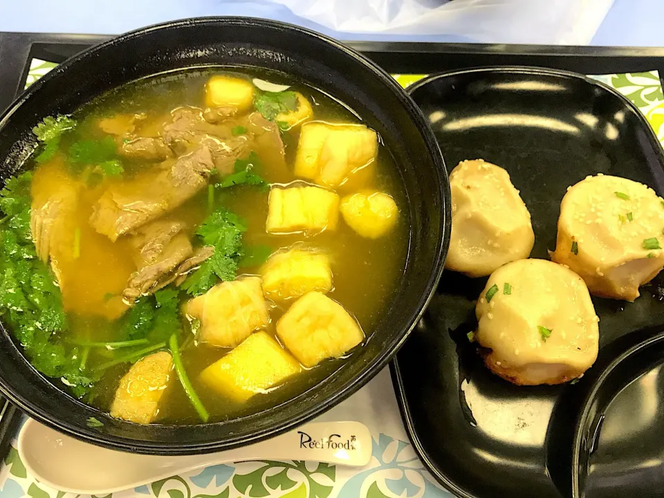 Beef and rice flat noodles soup, pork dumplings|Sky Blueさん