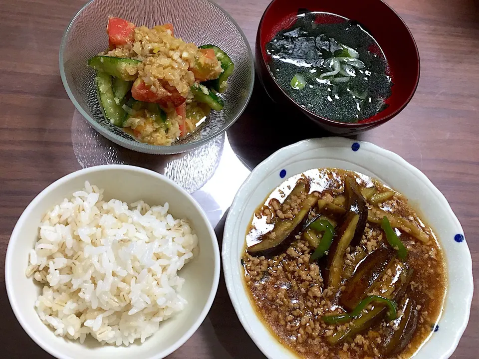 Snapdishの料理写真:麻婆茄子 わかめの中華スープ トマトときゅうりのごまネギサラダ|おさむん17さん