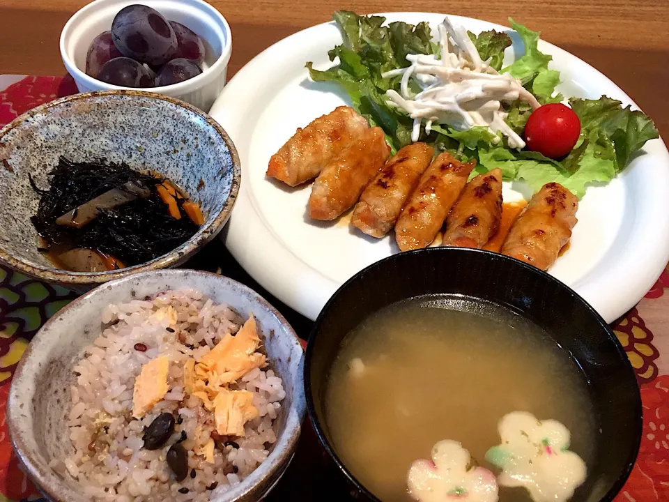 Snapdishの料理写真:休日の晩御飯
人参肉巻き、サニーレタス、ごぼうサラダ、プチトマト、ひじき煮物、十穀米シャケ入り、あおさの味噌汁、巨峰|かよちゃんさん