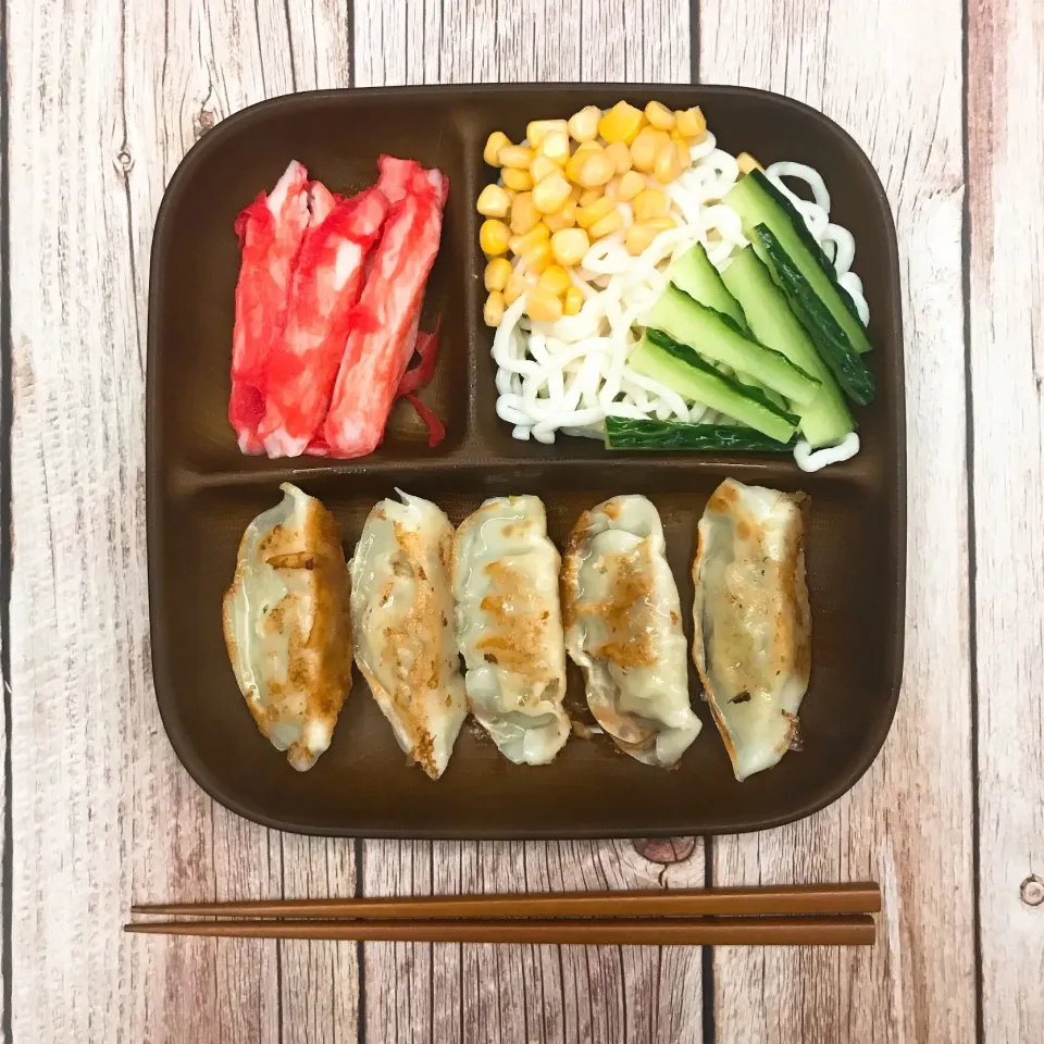 平日の晩ご飯♪ギョウザ・冷やし麺|キノコ🍄さん