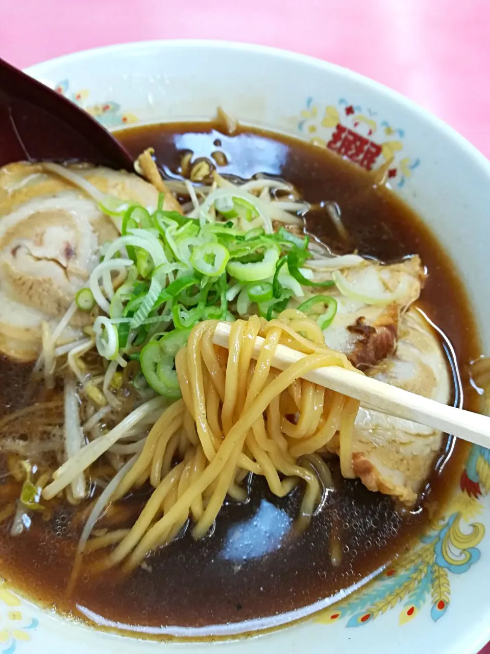 王民  王民 の醤油ラーメン♪
あっさりシンプルで美味しい(*´ω｀*)
チャーシューがトロトロうま～😃|深夜特急fさん