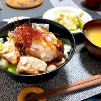 Snapdishの料理写真:鶏肉の照り焼き丼|なつめし🐈さん