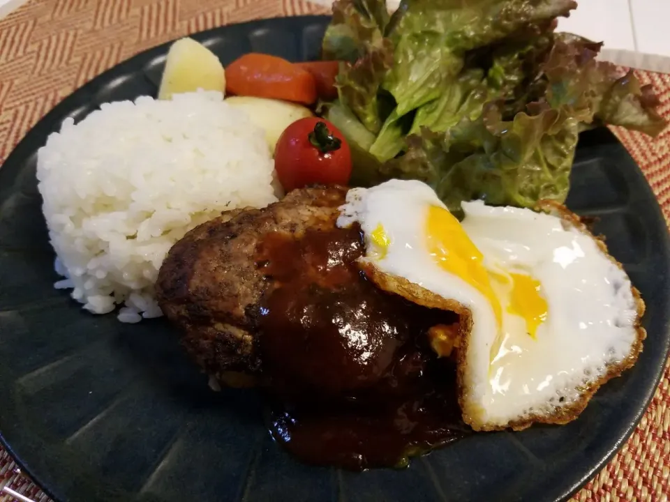 黄身潰れた目玉焼き載せハンバーグ|めだぬきさん