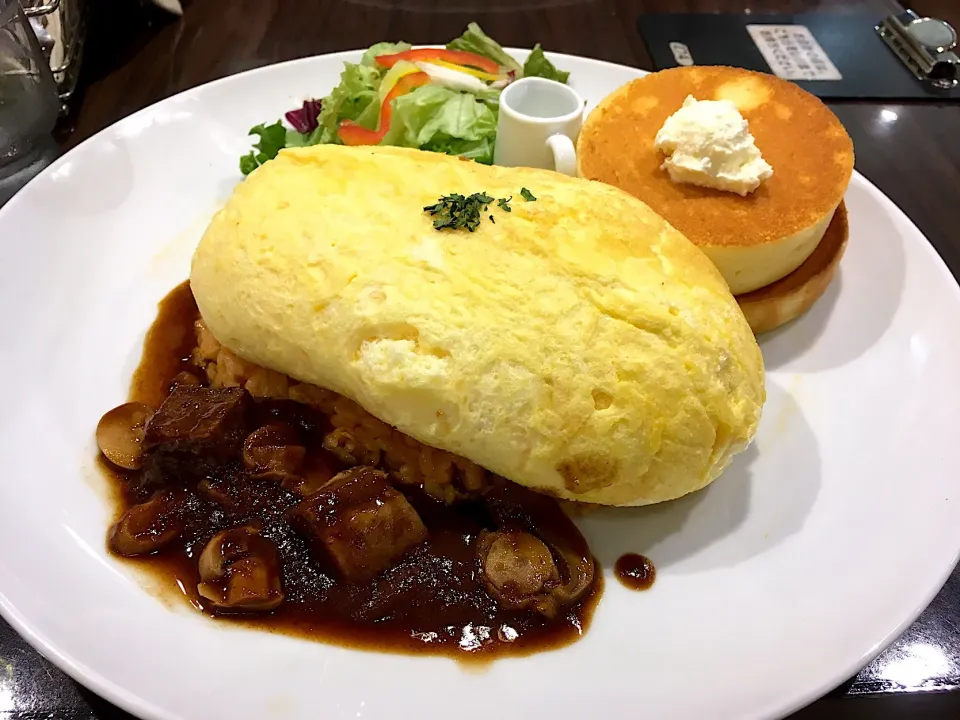 夏のスフレオムライス&パンケーキプレート ビーフタンとマッシュルームのデミグラスソース|こいちさん