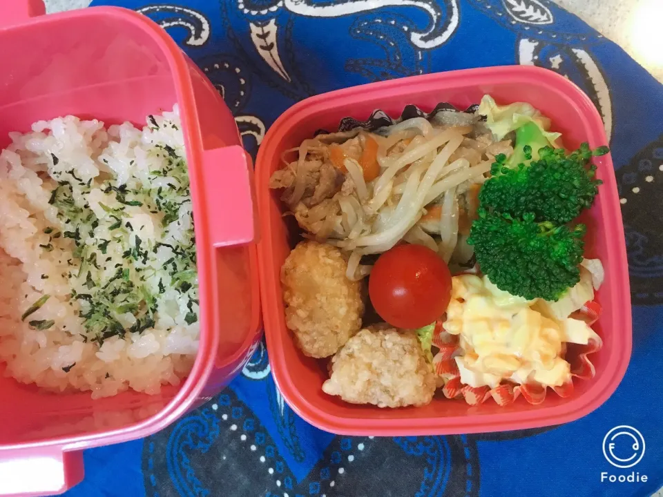 Snapdishの料理写真:♫9/18今日のお弁当♫〜もやしと人参と豚肉の甘辛煮、唐揚げ、ゆで卵サラダ、ブロッコリー、プチトマト〜|Satokoさん