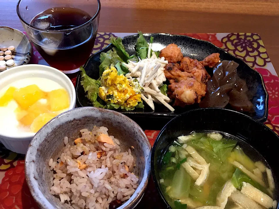 朝ごはん
いか下足揚げ、こんにゃく甘辛煮、ごぼうサラダ、かぼちゃサラダ、揚げとキャベツの味噌汁、十穀米シャケ入り、パイナップル添えヨーグルト、珈琲|かよちゃんさん