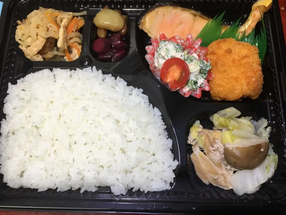 Snapdishの料理写真:鮭の塩焼き 日替わり宅配弁当 豊川市豊橋市一部エリア配達|Naokazu Kuritaさん