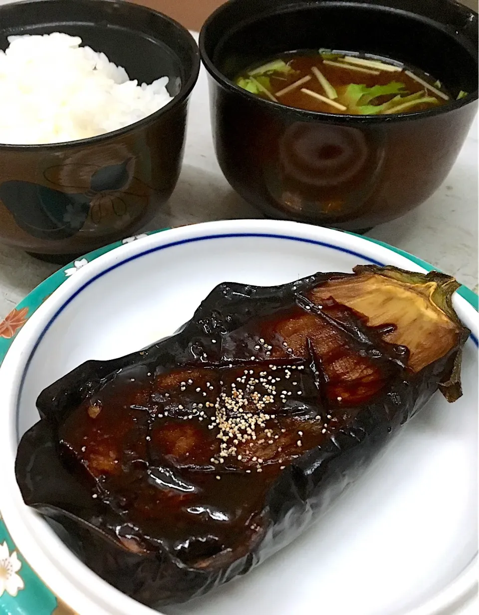 宿ぐらしの晩ごはん⭐️⭐️⭐️
米ナスの田楽  白飯  赤だし|ぽんたさん