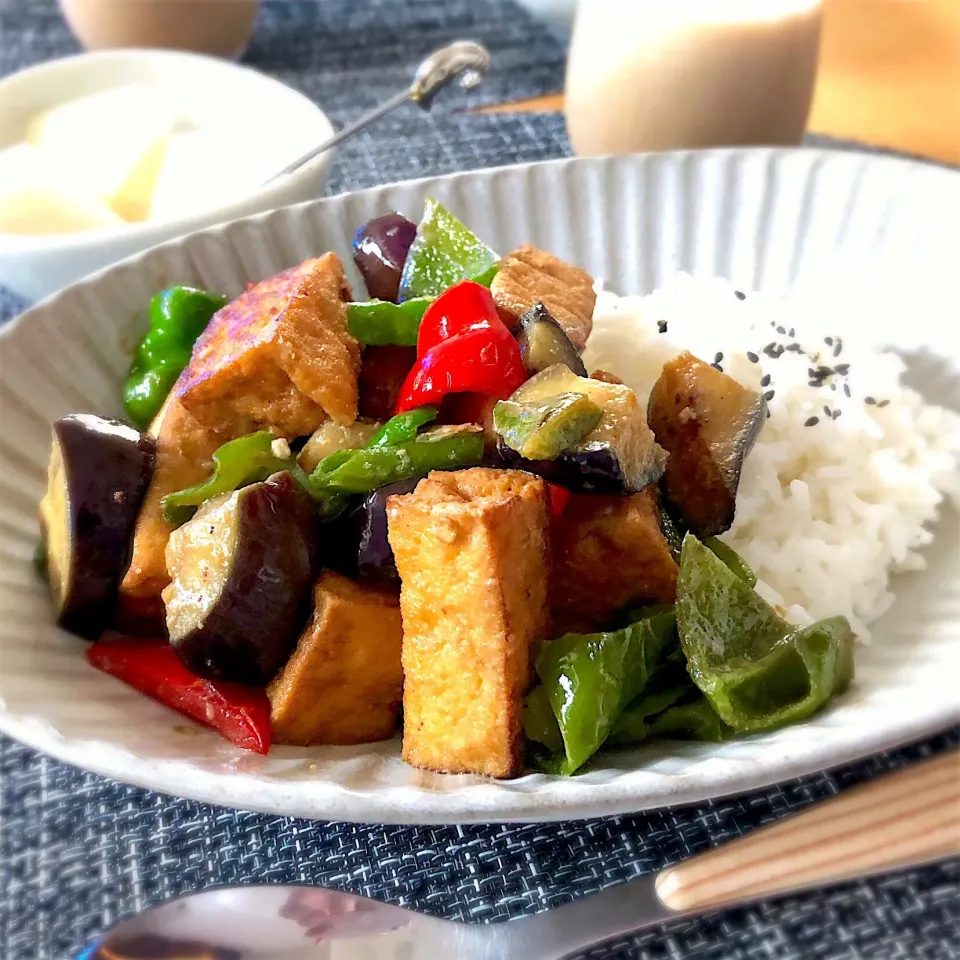 Snapdishの料理写真:お茄子とピーマンと厚揚げの味噌炒め丼🍆🍚|あしゃぱんさん