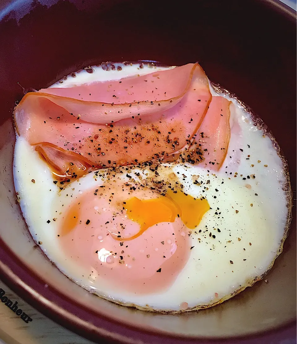 朝メシ  ハムエッグ                                    耐熱皿でトースターで焼きました                                    油飛び跳ね無し。 片付け楽々(^^)|酒肴菜 kun                          自 2018.5.1さん