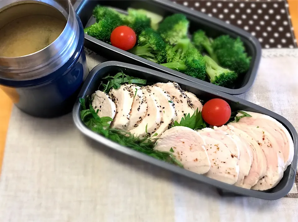 鶏ハム黒胡椒&ハーブ🐓🌿
ブロッコリー 大葉🥦🍅
豆腐 わかめ ネギ の味噌汁😊|あやこさん