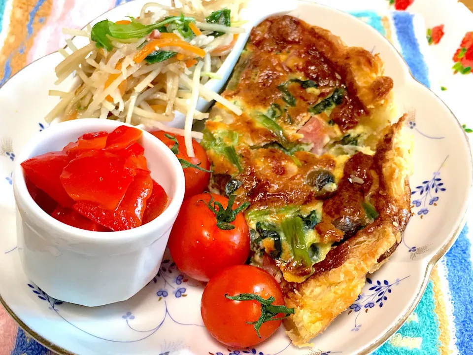 Snapdishの料理写真:ほうれん草としめじ、ベーコンのキッシュ
柚子香る根菜さっぱりサラダ🥗
パプリカのマリネ
キッズトマト🍅|yumyum😋さん