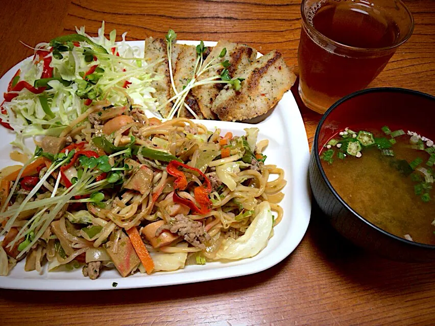 テニス前今日の実家で作る男飯(๑˃̵ᴗ˂̵)量が多くて昨日全然食べれなかった醤油バター焼きソバ&アジのムニエル&サラダ🥗&インスタントおくら味噌汁🎶|ひーちゃんさん