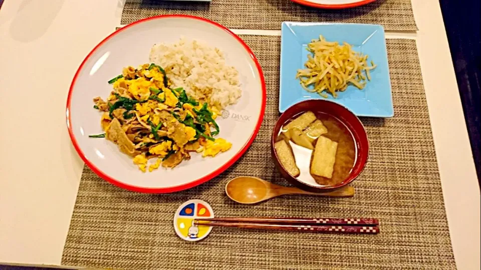 Snapdishの料理写真:今日の夕食 豚ニラ玉丼、もやしのごま和え、ごぼうの味噌汁|pinknari🐰🌈さん