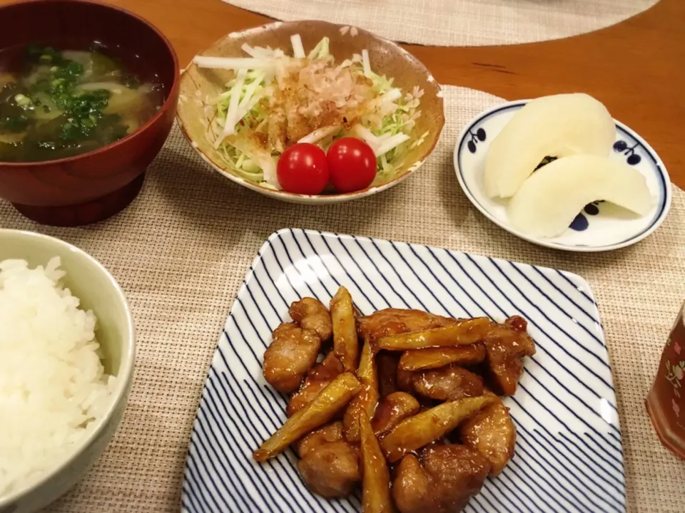 18/09/18 夕飯♪ 豚ヒレ肉の黒酢豚  大根サラダ 味噌汁 梨|ikukoさん