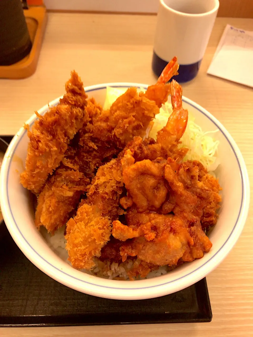 全部のせカツ丼🍚
ロースカツ   ヒレカツ   海老フライ   から揚げ|るみおんさん