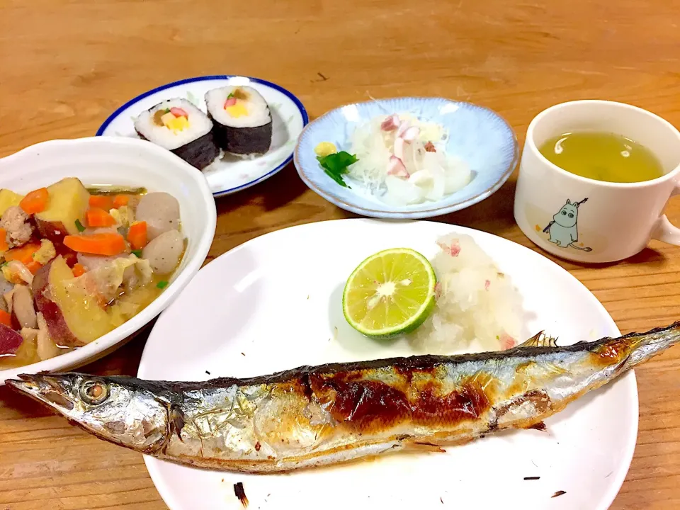 Snapdishの料理写真:サンマの塩焼き、イカの刺し身、サツマイモ入り豚汁|pepiさん