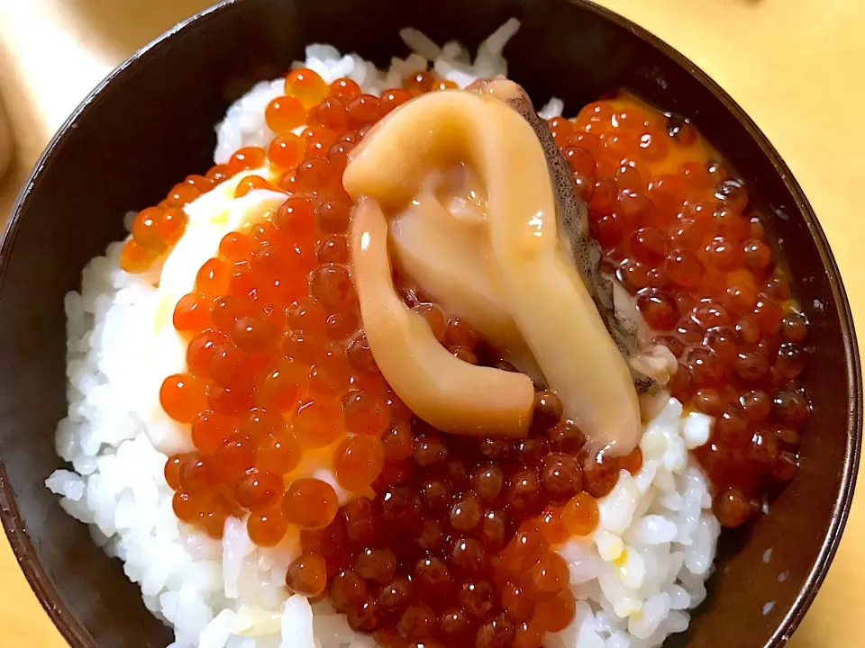 全て自家製  イクラと塩辛と温泉卵のご飯🍚|りき🤤さん