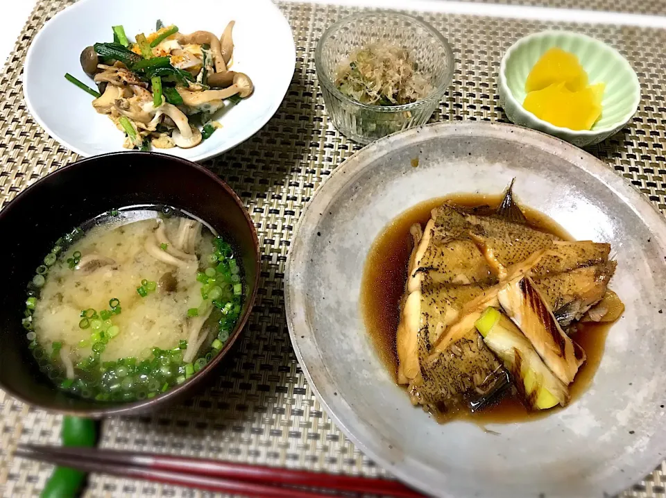 Snapdishの料理写真:カレイの煮付け、ニラとしめじの卵とじ、ゴーヤのお浸し、お味噌汁。|yukiさん