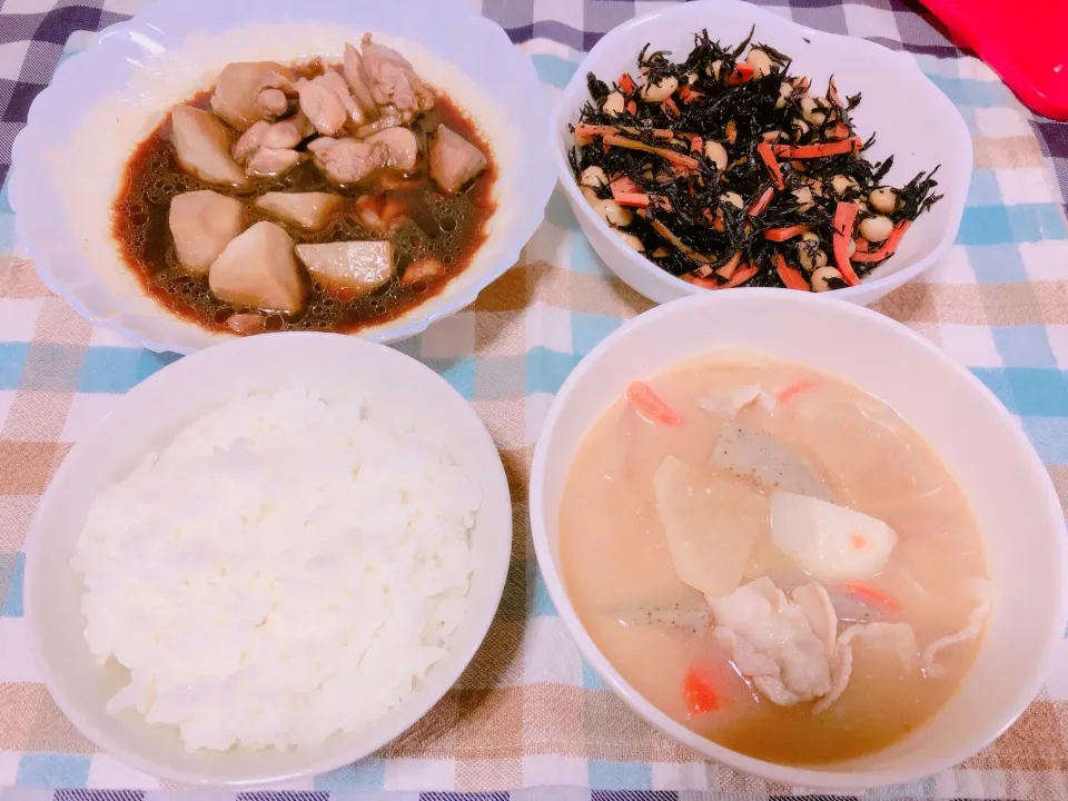 Snapdishの料理写真:豚汁と里芋と鶏肉の煮物とひじき煮|るるさん