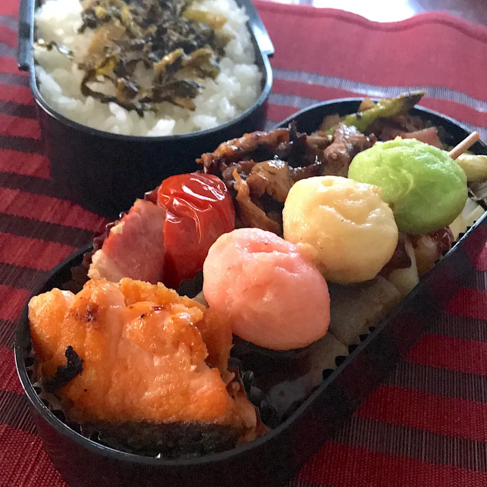 Snapdishの料理写真:今日のお弁当🍱
明太高菜のせごはん
秋鮭
みそおでん

朝晩涼しくなって
きました。
体調管理には
気をつけましょう٩( 'ω' )و

今日も気をつけて
いってらっしゃい👋😊|mokoさん