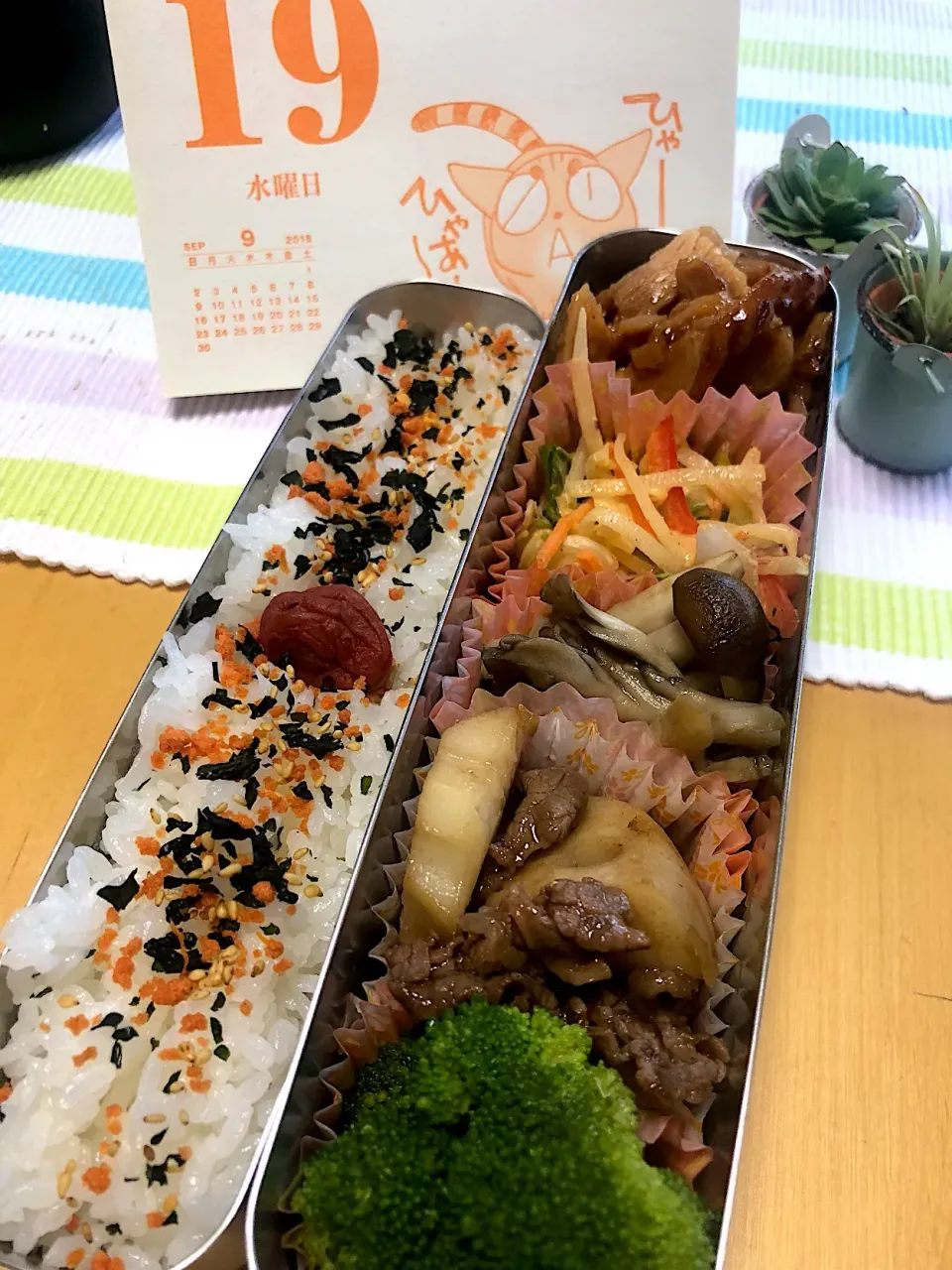 Snapdishの料理写真:鳥モモ照り焼き レンコンと牛肉の炒め煮 きのこ炒め 大根サラダ ブロッコリー🥦弁当|Kumiko Kimuraさん