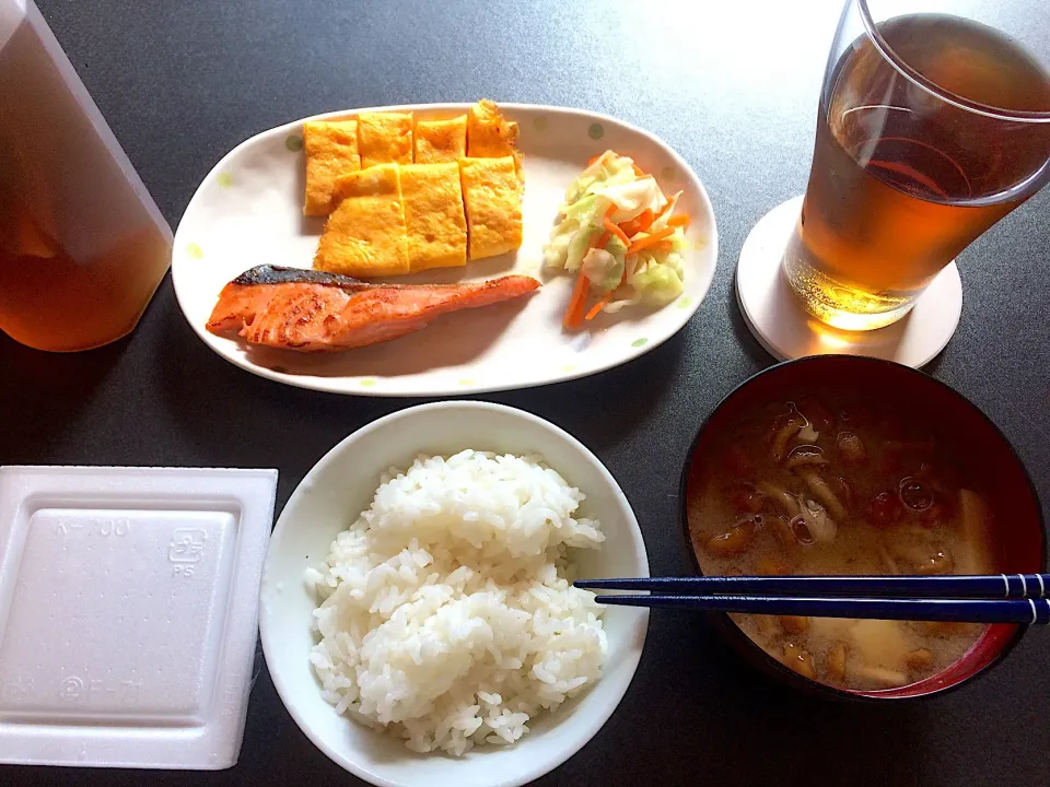 焼き鮭と卵焼きとなめこの味噌汁|Shintarou  Nishimuraさん