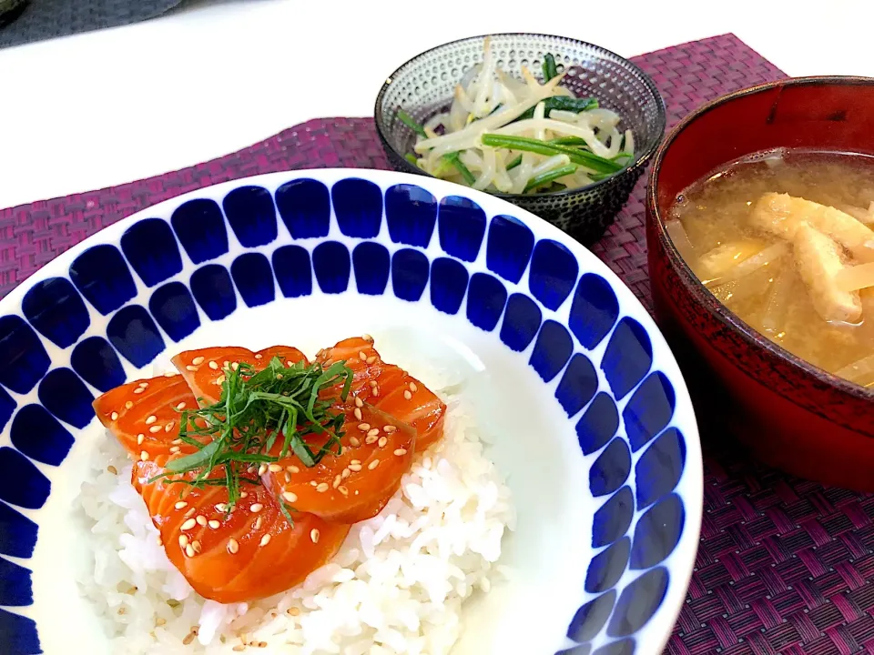 今日のお昼御飯はサーモンの漬け丼✨✨|NOBUちえさん