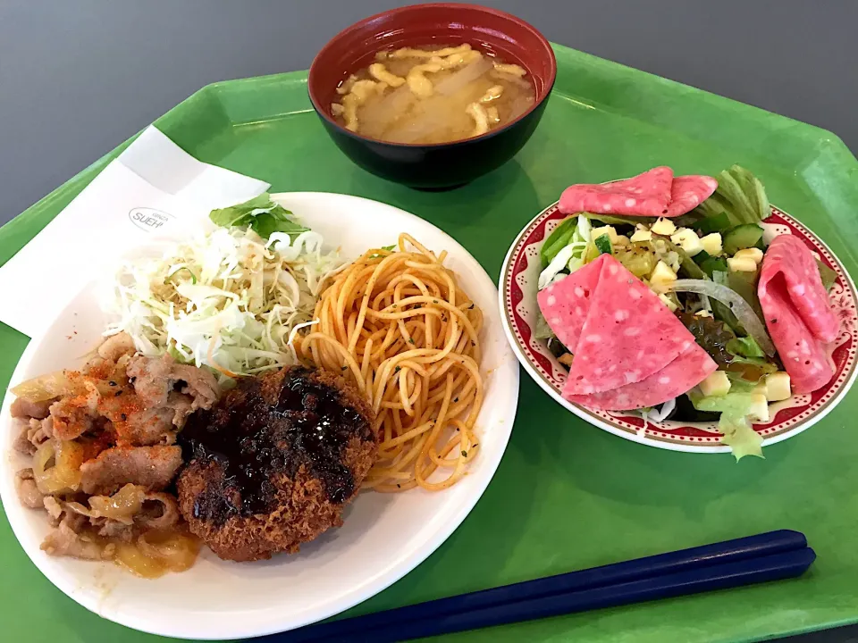 Snapdishの料理写真:豚肉の生姜焼とライスカレーコロッケ、イタリアンサラダ|Tadahiko Watanabeさん