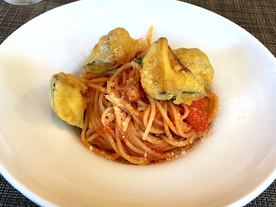 カリッと揚げた秋茄子のトマトソースパスタ|田嶋由起さん